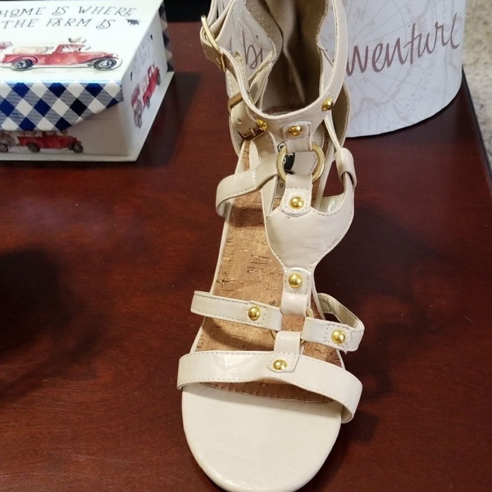 Shoes   - Picture 5 of 7